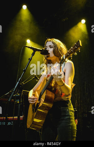 Schweiz, Solothurn - 24. November 2018. Der britische Sänger und Songwriter Maisie Peters führt ein Live Konzert im Kofmehl in Solothurn. (Foto: Gonzales Foto - Tilman Jentzsch). Credit: Gonzales Foto/Alamy leben Nachrichten Stockfoto