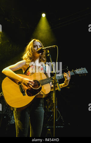 Schweiz, Solothurn - 24. November 2018. Der britische Sänger und Songwriter Maisie Peters führt ein Live Konzert im Kofmehl in Solothurn. (Foto: Gonzales Foto - Tilman Jentzsch). Credit: Gonzales Foto/Alamy leben Nachrichten Stockfoto