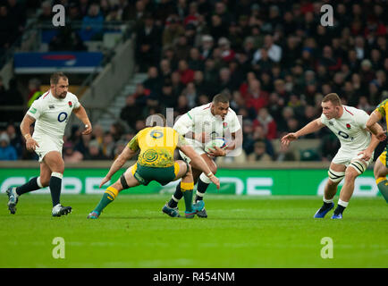 Twickenham, UK. 24. November 2018. England's Kyle Sinckler läuft mit dem Ball im Quilter Internationale Rugby-Spiel zwischen England und Australien. Andrew Taylor/Alamy leben Nachrichten Stockfoto