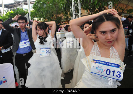 Bangkok, Thailand. 24 Nov, 2018. Wettbewerber bereiten im Rahmen der "EAZY läuft der Wettbewerb die Bräute 7' in Bangkok, Thailand, Nov. 24, 2018. Insgesamt 300 thailändische Paare in der laufenden Veranstaltung konkurrierte am Samstag in Bangkok, in der Hoffnung auf ein hochzeitspaket im Wert von zwei Millionen Baht (ca. 60,467 US-Dollar). Credit: Rachen Sageamsak/Xinhua/Alamy leben Nachrichten Stockfoto