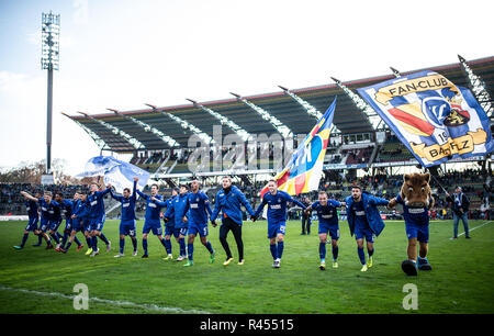 Karlsruhe, Deutschland, 25. November 2018. Karlsruhe, Deutschland. 25 Nov, 2018. Der KSC-TEam feiert seinen Sieg mit und mit den KSC-Fans. GES/fussball/3. Liga: Karlsruher SC - TSV 1860 München, 25.11.2018 Fußball: 3.Liga: KSC - 1860 München, Karlsruhe, 25. November 2018 | Verwendung der weltweiten Kredit: dpa/Alamy leben Nachrichten Stockfoto