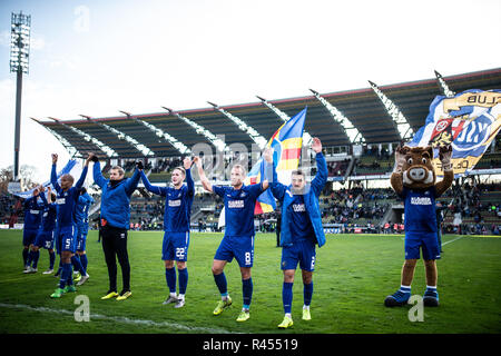 Karlsruhe, Deutschland, 25. November 2018. Karlsruhe, Deutschland. 25 Nov, 2018. Der KSC-TEam feiert seinen Sieg mit und mit den KSC-Fans. GES/fussball/3. Liga: Karlsruher SC - TSV 1860 München, 25.11.2018 Fußball: 3.Liga: KSC - 1860 München, Karlsruhe, 25. November 2018 | Verwendung der weltweiten Kredit: dpa/Alamy leben Nachrichten Stockfoto