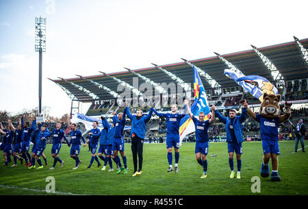 Karlsruhe, Deutschland, 25. November 2018. Karlsruhe, Deutschland. 25 Nov, 2018. Der KSC-TEam feiert seinen Sieg mit und mit den KSC-Fans. GES/fussball/3. Liga: Karlsruher SC - TSV 1860 München, 25.11.2018 Fußball: 3.Liga: KSC - 1860 München, Karlsruhe, 25. November 2018 | Verwendung der weltweiten Kredit: dpa/Alamy leben Nachrichten Stockfoto