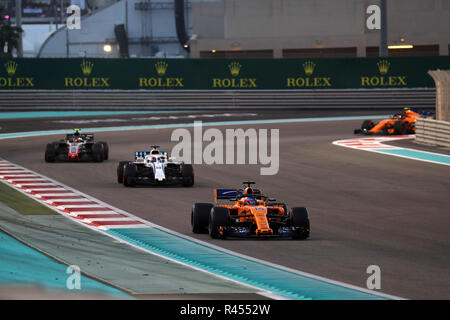 Abu Dhabi, UAE, 25. November 2018. Sport Formel 1 Grand Prix von Abu Dhabi 2018 Im Pic: Fernando Alonso (ESP) McLaren MCL32 führt Lance Spazieren (CDN) Williams FW 40 Credit: LaPresse/Alamy leben Nachrichten Stockfoto