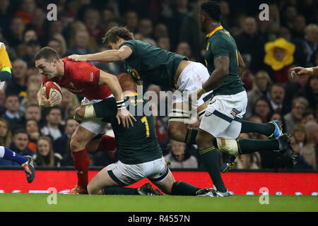 Cardiff, Wales, 24. November 2018. George im Norden von Wales ist in Angriff von Steven Kitshoff von Südafrika (1). Wales v Südafrika, unter Rüstung Serie Herbst internationale Rugby Spiel im Fürstentum Stadium in Cardiff, Wales, Großbritannien am Samstag, den 24. November 2018. pic von Andrew Obstgarten/Alamy Leben Nachrichten BITTE BEACHTEN SIE FÜR REDAKTIONELLE VERWENDEN SIE NUR BILD VERFÜGBAR. Stockfoto