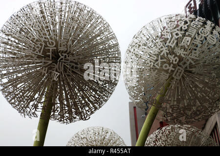 Chongqin, Chongqin, China. 25 Nov, 2018. Chongqing, China - Riesen Löwenzahn Skulpturen kann im Südwesten Chinas Chongqing gesehen werden. Credit: SIPA Asien/ZUMA Draht/Alamy leben Nachrichten Stockfoto