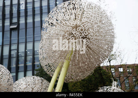 Chongqin, Chongqin, China. 25 Nov, 2018. Chongqing, China - Riesen Löwenzahn Skulpturen kann im Südwesten Chinas Chongqing gesehen werden. Credit: SIPA Asien/ZUMA Draht/Alamy leben Nachrichten Stockfoto