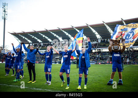 Karlsruhe, Deutschland, 25. November 2018. Karlsruhe, Deutschland. 25 Nov, 2018. Der KSC-TEam feiert seinen Sieg mit und mit den KSC-Fans. GES/fussball/3. Liga: Karlsruher SC - TSV 1860 München, 25.11.2018 Fußball: 3.Liga: KSC - 1860 München, Karlsruhe, 25. November 2018 | Verwendung der weltweiten Kredit: dpa/Alamy leben Nachrichten Stockfoto