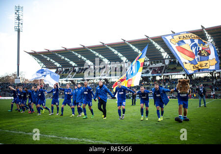 Karlsruhe, Deutschland, 25. November 2018. Karlsruhe, Deutschland. 25 Nov, 2018. Der KSC-TEam feiert seinen Sieg mit und mit den KSC-Fans. GES/fussball/3. Liga: Karlsruher SC - TSV 1860 München, 25.11.2018 Fußball: 3.Liga: KSC - 1860 München, Karlsruhe, 25. November 2018 | Verwendung der weltweiten Kredit: dpa/Alamy leben Nachrichten Stockfoto