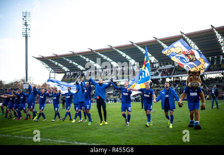 Karlsruhe, Deutschland, 25. November 2018. Karlsruhe, Deutschland. 25 Nov, 2018. Der KSC-TEam feiert seinen Sieg mit und mit den KSC-Fans. GES/fussball/3. Liga: Karlsruher SC - TSV 1860 München, 25.11.2018 Fußball: 3.Liga: KSC - 1860 München, Karlsruhe, 25. November 2018 | Verwendung der weltweiten Kredit: dpa/Alamy leben Nachrichten Stockfoto