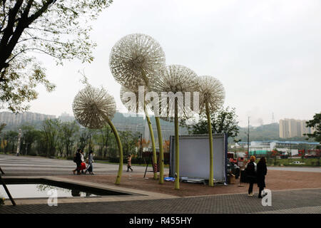 Chongqin, Chongqin, China. 25 Nov, 2018. Chongqing, China - Riesen Löwenzahn Skulpturen kann im Südwesten Chinas Chongqing gesehen werden. Credit: SIPA Asien/ZUMA Draht/Alamy leben Nachrichten Stockfoto