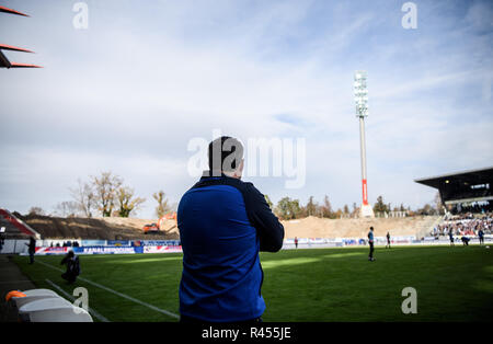 Karlsruhe, Deutschland, 25. November 2018. Karlsruhe, Deutschland. 25 Nov, 2018. coach Alois Schwartz (KSC) sieht auf der Baustelle. GES/fussball/3. Liga: Karlsruher SC - TSV 1860 München, 25.11.2018 Fußball: 3.Liga: KSC - 1860 München, Karlsruhe, 25. November 2018 | Verwendung der weltweiten Kredit: dpa/Alamy leben Nachrichten Stockfoto