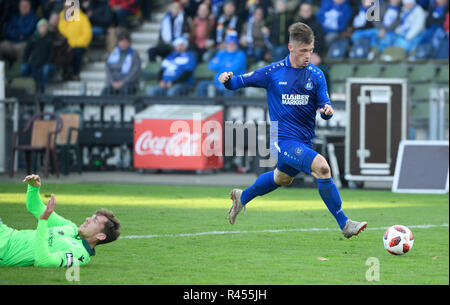 Karlsruhe, Deutschland, 25. November 2018. Große Chance: Marvin Pourie (KSC) vergiven eine große Chance kurz vor dem Ende des Spiels. GES/fussball/3. Liga: Karlsruher SC - TSV 1860 München, 25.11.2018 Fußball: 3.Liga: KSC - 1860 München, Karlsruhe, 25. November 2018 | Verwendung weltweit Stockfoto