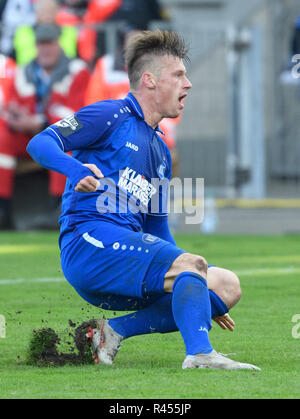 Karlsruhe, Deutschland, 25. November 2018. Große Chance: Marvin Pourie (KSC) vergiven eine große Chance kurz vor dem Ende des Spiels. GES/fussball/3. Liga: Karlsruher SC - TSV 1860 München, 25.11.2018 Fußball: 3.Liga: KSC - 1860 München, Karlsruhe, 25. November 2018 | Verwendung weltweit Stockfoto