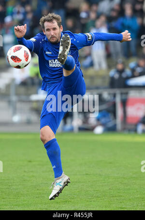 Karlsruhe, Deutschland, 25. November 2018. Karlsruhe, Deutschland. 25 Nov, 2018. Single Action, Cut-out Anton Fink (KSC). GES/fussball/3. Liga: Karlsruher SC - TSV 1860 München, 25.11.2018 Fußball: 3.Liga: KSC - 1860 München, Karlsruhe, 25. November 2018 | Verwendung der weltweiten Kredit: dpa/Alamy leben Nachrichten Stockfoto