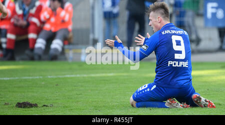 Karlsruhe, Deutschland, 25. November 2018. Große Chance: Marvin Pourie (KSC) vergibt eine große Chance kurz vor dem Ende des Spiels und Kämpfe mit dem Zustand der Tonhöhe. GES/fussball/3. Liga: Karlsruher SC - TSV 1860 München, 25.11.2018 Fußball: 3.Liga: KSC - 1860 München, Karlsruhe, 25. November 2018 | Verwendung weltweit Stockfoto