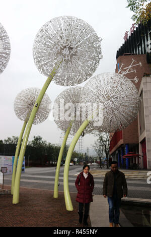 Chongqin, Chongqin, China. 25 Nov, 2018. Chongqing, China - Riesen Löwenzahn Skulpturen kann im Südwesten Chinas Chongqing gesehen werden. Credit: SIPA Asien/ZUMA Draht/Alamy leben Nachrichten Stockfoto