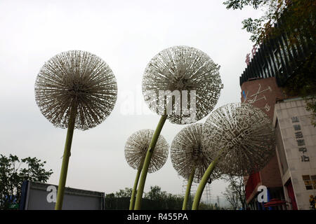 Chongqin, Chongqin, China. 25 Nov, 2018. Chongqing, China - Riesen Löwenzahn Skulpturen kann im Südwesten Chinas Chongqing gesehen werden. Credit: SIPA Asien/ZUMA Draht/Alamy leben Nachrichten Stockfoto