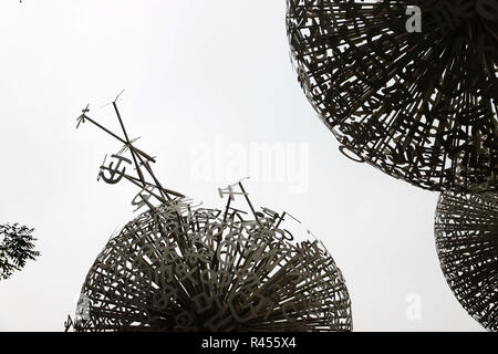 Chongqin, Chongqin, China. 25 Nov, 2018. Chongqing, China - Riesen Löwenzahn Skulpturen kann im Südwesten Chinas Chongqing gesehen werden. Credit: SIPA Asien/ZUMA Draht/Alamy leben Nachrichten Stockfoto