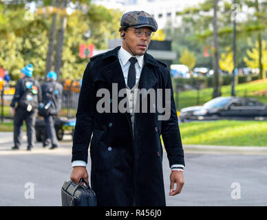 Charlotte, North Carolina, USA. 25 Nov, 2018. Carolina Panthers Quarterback Cam Newton an der Bank von Amerika Stadium anreisen, vor seinem Spiel gegen die Seattle Seahawks am 25. November 2018 in Charlotte, NC. Credit: Ed Clemente/ZUMA Draht/Alamy leben Nachrichten Stockfoto