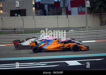 Abu Dhabi, UAE, 25. November 2018. Sport Formel 1 Grand Prix von Abu Dhabi 2018 Im Pic: Fernando Alonso (ESP) McLaren MCL32, Kevin Magnussen (DEN) Haas F1 Team VF-18, Sergio Perez (MEX) Racing Point Force India F1 VJM 11 Credit: LaPresse/Alamy leben Nachrichten Stockfoto
