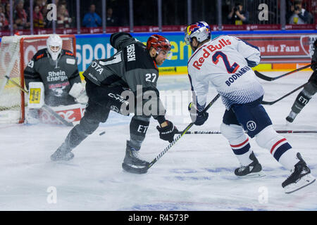 Köln, Deutschland, 25. November 2018, Nordrhein-Westfalen, Köln: Eishockey: DEL, Kölner Haie - EHC Red Bull München, Hauptrunde, 21. Spieltag in der Lanxess Arena. Der Münchener Andrew Bodnarchuk (r) schießt auf das Ziel neben der Kölner Pascal Zerressen. Foto: Rolf Vennenbernd/dpa Quelle: dpa Picture alliance/Alamy leben Nachrichten Stockfoto