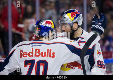 25. November 2018, Nordrhein-Westfalen, Köln: Eishockey: DEL, Kölner Haie - EHC Red Bull München, Hauptrunde, 21. Spieltag in der Lanxess Arena. Der Münchener Maximilian Daubner (l), scorer, 2-0, ist glücklich mit Andreas Eder. Foto: Rolf Vennenbernd/dpa Stockfoto