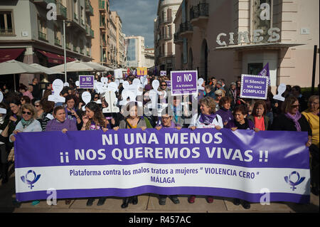 Malaga, Malaga, Spanien. 25 Nov, 2018. Die Demonstranten werden gesehen, halten ein Banner während des Protestes am Internationalen Tag für die Beseitigung der Gewalt gegen Frauen zu gedenken. Credit: Jesus Merida/SOPA Images/ZUMA Draht/Alamy leben Nachrichten Stockfoto