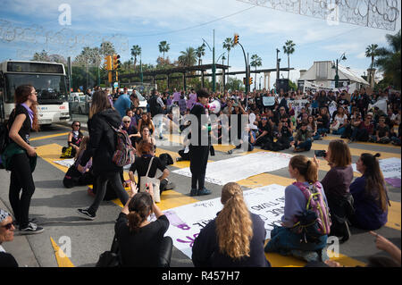 Malaga, Malaga, Spanien. 25 Nov, 2018. Die Demonstranten werden gesehen, um die Straße blockieren, da sie Teil während des Protestes am Internationalen Tag für die Beseitigung der Gewalt gegen Frauen zu gedenken. Credit: Jesus Merida/SOPA Images/ZUMA Draht/Alamy leben Nachrichten Stockfoto