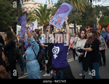 Malaga, Malaga, Spanien. 25 Nov, 2018. Frauen werden gesehen, Plakate und Parolen schreien während des Protestes zu erinnert an den Internationalen Tag für die Beseitigung der Gewalt gegen Frauen. Credit: Jesus Merida/SOPA Images/ZUMA Draht/Alamy leben Nachrichten Stockfoto