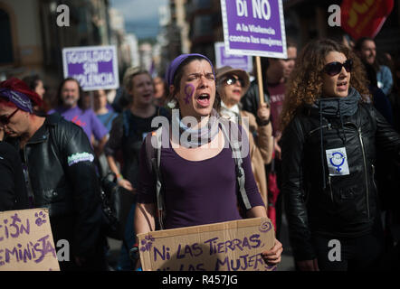 Malaga, Malaga, Spanien. 25 Nov, 2018. Frauen werden gesehen, Parolen während des Protestes am Internationalen Tag für die Beseitigung der Gewalt gegen Frauen zu gedenken. Credit: Jesus Merida/SOPA Images/ZUMA Draht/Alamy leben Nachrichten Stockfoto