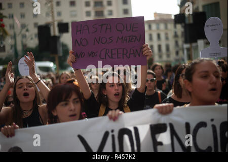 Malaga, Malaga, Spanien. 25 Nov, 2018. Eine Frau gesehen, die ein Schild sagt, bis sie uns töten, werden Sie uns nicht glauben, während des Protestes am Internationalen Tag für die Beseitigung der Gewalt gegen Frauen zu gedenken. Credit: Jesus Merida/SOPA Images/ZUMA Draht/Alamy leben Nachrichten Stockfoto