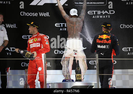 &#Xa9; Foto 4/LaPresse 25/11/2018 Abu Dhabi, VAE Sport Formel 1 Grand Prix von Abu Dhabi 2018 Im Pic: Podium: 1. position Lewis Hamilton (GBR) Mercedes AMG W 1 W 09 2. position Sebastian Vettel (GER) Scuderia Ferrari SF 71H 3. position Max Verstappen (NED) Red Bull Racing RB 14. Stockfoto