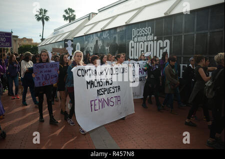 Malaga, Malaga, Spanien. 25 Nov, 2018. Eine Demonstrantin hält ein Plakat gesehen, während des Protestes am Internationalen Tag für die Beseitigung der Gewalt gegen Frauen zu gedenken. Credit: Jesus Merida/SOPA Images/ZUMA Draht/Alamy leben Nachrichten Stockfoto