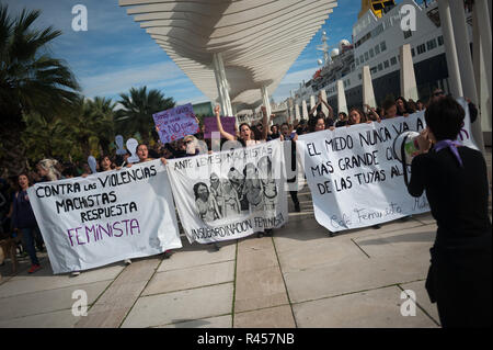 Malaga, Malaga, Spanien. 25 Nov, 2018. Die Demonstranten werden gesehen Holding Banner während des Protestes am Internationalen Tag für die Beseitigung der Gewalt gegen Frauen zu gedenken. Credit: Jesus Merida/SOPA Images/ZUMA Draht/Alamy leben Nachrichten Stockfoto