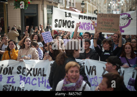 Malaga, Malaga, Spanien. 25 Nov, 2018. Die Demonstranten werden gesehen, Parolen während des Protestes am Internationalen Tag für die Beseitigung der Gewalt gegen Frauen zu gedenken. Credit: Jesus Merida/SOPA Images/ZUMA Draht/Alamy leben Nachrichten Stockfoto