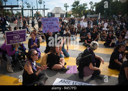 Malaga, Malaga, Spanien. 25 Nov, 2018. Die Demonstranten werden gesehen, um die Straße blockieren, da sie Teil während des Protestes am Internationalen Tag für die Beseitigung der Gewalt gegen Frauen zu gedenken. Credit: Jesus Merida/SOPA Images/ZUMA Draht/Alamy leben Nachrichten Stockfoto