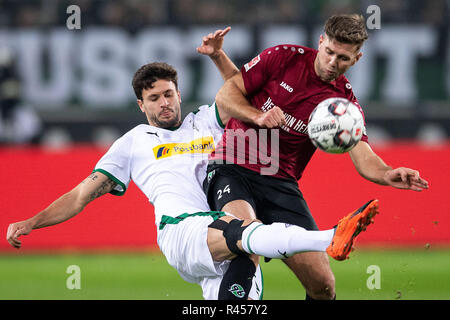 25. November 2018, Nordrhein-Westfalen, Mönchengladbach: Fußball: Bundesliga, Borussia Mönchengladbach - Hannover 96, 12. Spieltag im Borussia-Park. Gladbach ist Tobias Strobl (l) und der Hannoverschen Niclas Füllkrug Kampf um den Ball. Foto: Marius Becker/dpa - WICHTIGER HINWEIS: In Übereinstimmung mit den Anforderungen der DFL Deutsche Fußball Liga oder der DFB Deutscher Fußball-Bund ist es untersagt, zu verwenden oder verwendet Fotos im Stadion und/oder das Spiel in Form von Bildern und/oder Videos - wie Foto Sequenzen getroffen haben. Stockfoto