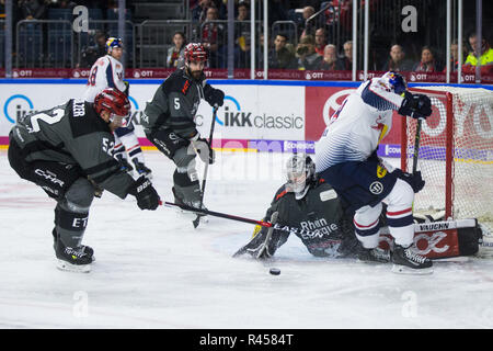 25. November 2018, Nordrhein-Westfalen, Köln: Eishockey: DEL, Kölner Haie - EHC Red Bull München, Hauptrunde, 21. Spieltag in der Lanxess Arena. Der Münchener John Mitchell (r) ist besiegt, die von der Kölner Torwart Hannibal Weitzmann. Foto: Rolf Vennenbernd/dpa Stockfoto