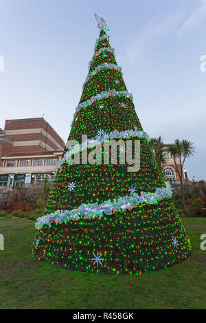 Bournemouth, Dorset, Großbritannien. 25. Nov 2018. Bournemouth Weihnachtsbaum Wunderland mit mehr als 100 glitzernden Bäume und Beleuchtung. Einige der Bäume sind thematisch in sechs Städten rund um die Welt zu repräsentieren - das ist die Bethlehem Baum im unteren Gärten. Besucher können den Spuren folgen. Stockfoto