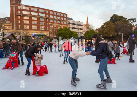 Bournemouth, Dorset, Großbritannien. 25. Nov 2018. Besucher genießen Schlittschuhlaufen auf der Outdoor eislaufen Eisbahn in Bournemouth untere Gärten in Bournemouth im November. im freien Eislaufbahn. Credit: Carolyn Jenkins/Alamy leben Nachrichten Stockfoto