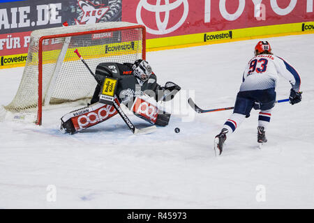 25. November 2018, Nordrhein-Westfalen, Köln: Eishockey: DEL, Kölner Haie - EHC Red Bull München, Hauptrunde, 21. Spieltag in der Lanxess Arena. Der Münchener Maximilian Kastner (r) zählt eine entscheidende Elfmeter gegen die Kölner Torwart Hannibal Weitzmann 4-3. Foto: Rolf Vennenbernd/dpa Stockfoto