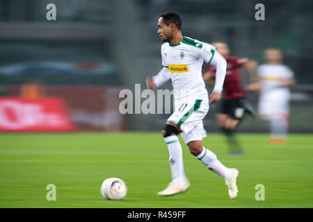 25. November 2018, Nordrhein-Westfalen, Mönchengladbach: Fußball: Bundesliga, Borussia Mönchengladbach - Hannover 96, 12. Spieltag im Borussia-Park. Gladbach von Raffael spielt den Ball. Foto: Marius Becker/dpa - WICHTIGER HINWEIS: In Übereinstimmung mit den Anforderungen der DFL Deutsche Fußball Liga oder der DFB Deutscher Fußball-Bund ist es untersagt, zu verwenden oder verwendet Fotos im Stadion und/oder das Spiel in Form von Bildern und/oder Videos - wie Foto Sequenzen getroffen haben. Stockfoto