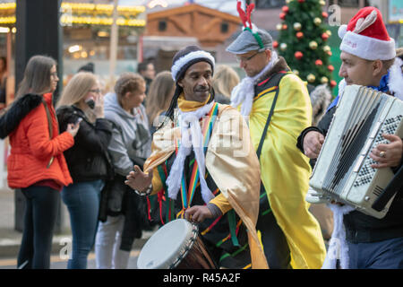 Glasgow, Schottland, Großbritannien. 25. November 2018. Die jährlichen Stil Meile Karneval hat durch das Stadtzentrum von Glasgow aus St. Enoch Square George Square, wo der Weihnachtsmarkt am Nachmittag geöffnet wurde vorgeführt. Tausende von Einheimischen und Touristen beobachtet, Hunderte von festlichen Darsteller in schillernden Kostümen auf die Straßen der größten Stadt Schottlands. Die Prozession wurde von Lord Provost Eva Bolander, zusammen mit 8-jährige Kaleb, Miller, der Beschaffung von Mitteln für Glasgow's Kinder Krankenhaus Liebe. Iain McGuinness/Alamy leben Nachrichten Stockfoto