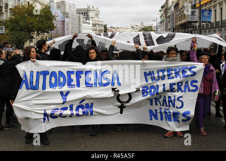 Madrid, Spanien. 25 Nov, 2018. Die Demonstranten werden gesehen Holding Banner während des Internationalen Tag gegen Gewalt gegen Frauen in Madrid. Credit: Rafael Bastante/SOPA Images/ZUMA Draht/Alamy leben Nachrichten Stockfoto