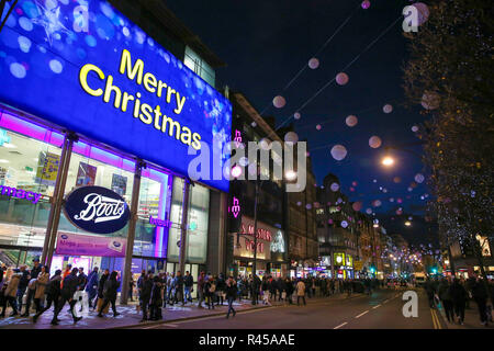 London, UK, 25. November 2108 - eine große "Frohe Weihnachten!" Anzeige über Stiefel Store auf der Oxford Street. Credit: Dinendra Haria/Alamy leben Nachrichten Stockfoto