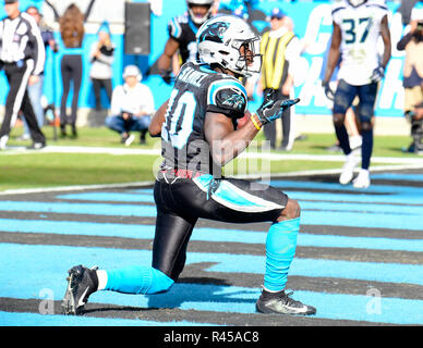 Charlotte, North Carolina, USA. 25 Nov, 2018. Carolina Panthers wide receiver CURTIS SAMUEL (10) feiert nach einem zweiten Quartal Touchdown gegen die Seattle Seahawks am 25. November 2018 an der Bank von Amerika Stadium in Charlotte, NC. Credit: Ed Clemente/ZUMA Draht/Alamy leben Nachrichten Stockfoto