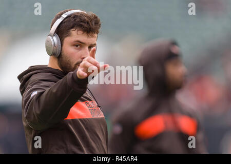 Cincinnati, OH, USA. November 25th, 2018: Cleveland Browns quarterback Baker Mayfield (6) deutet auf einen Ventilator vor einem Spiel zwischen den Cleveland Browns und die Cincinnati Bengals am November 25, 2018 Paul Brown Stadium in Cincinnati, OH. Adam Lacy/CSM. Credit: Cal Sport Media/Alamy leben Nachrichten Stockfoto