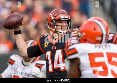 Cincinnati, OH, USA. November 25th, 2018: Cincinnati Bengals Quarterback Andy Dalton (14) den Ball in einem Spiel zwischen den Cleveland Browns und die Cincinnati Bengals am November 25, 2018 Paul Brown Stadium in Cincinnati, OH. Adam Lacy/CSM. Credit: Cal Sport Media/Alamy leben Nachrichten Stockfoto