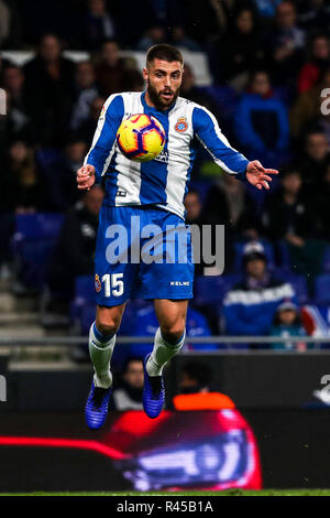 Barcelona, Spanien. 25. November 2018, Cornella-El Prat, Cornella de Llobregat, Barcelona, Spanien; La Liga Fußball, Espanyol versus Girona; David Lopez von RCD Espanyol steuert den Ball auf seiner Brust Credit: Aktion Plus Sport Bilder/Alamy leben Nachrichten Stockfoto